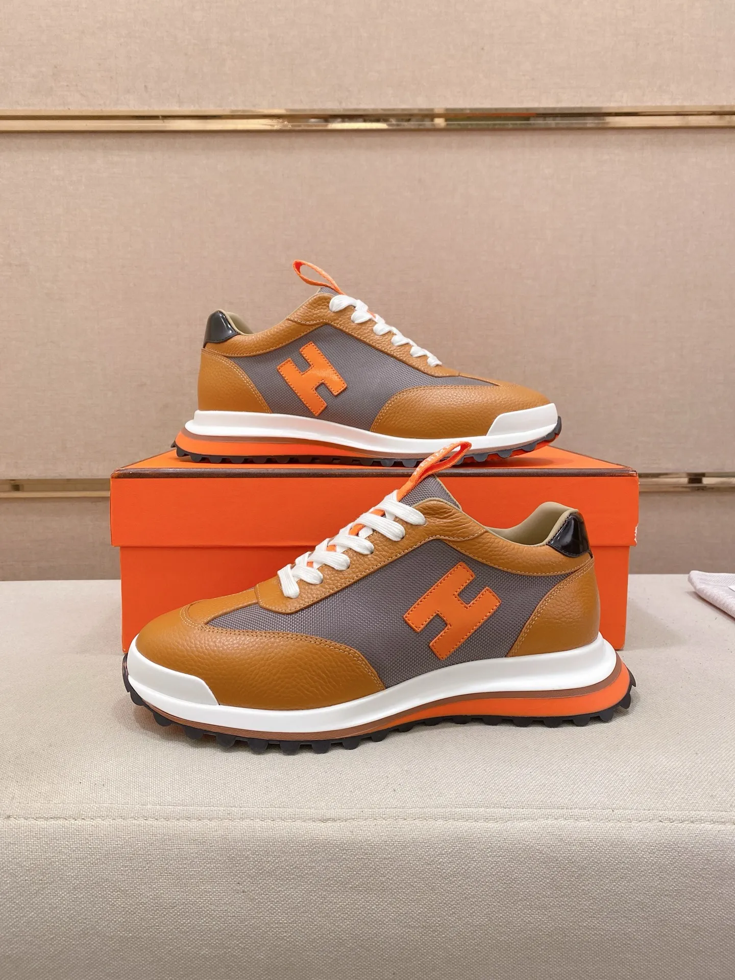 Men's shoes💰: 640💰HERMES/Hermes Leader sneakers! Tech twill, calfskin and suede goatskin sneakers featuring paneled multicolor twill, calfskin and suede. Lightweight geometric sole for a stylish urban look. Product details: White and orange rubber sole Black rubber sole with orange rubber insert Light natural leather insert White rubber toe cap Beige lambskin insole and lining Cotton strap, rubber lettering Sole height: 4cm Size: 38-39-40-41-42-43-44 (45.46 custom-made)